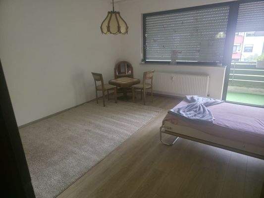 Wohnen-Essen Schlafen mit Zugang zum Balkon