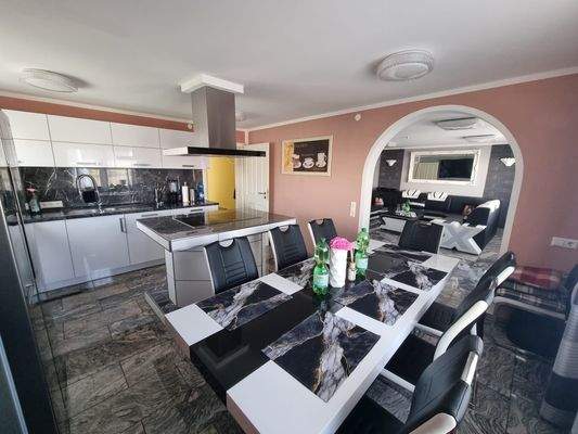 Küche und Essbereich