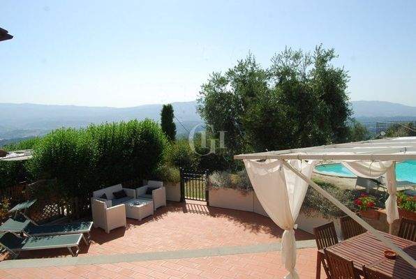  Innenhof mit Blick auf die Hügel