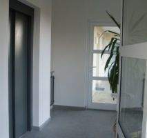 Treppenhaus mit Aufzug