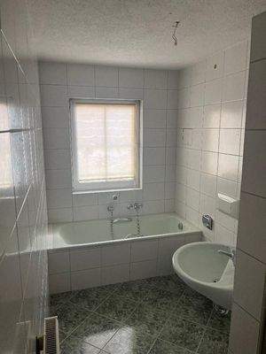 Bad mit Fenster, Wanne und Dusche