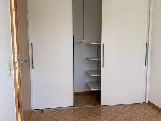 Schlafzimmer mit Einbauschrank