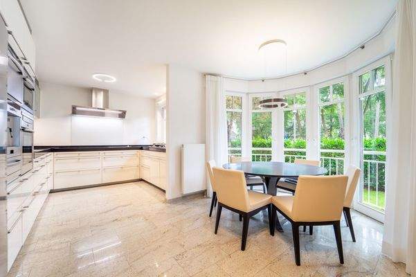 Moderne Küche mit bodentiefen Fenstern