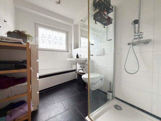 EG Badezimmer: Duschkabine und Badewanne klar getrennt und praktisch gelöst