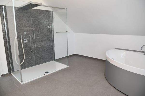 Bad mit Dusche+Wanne+Sauna