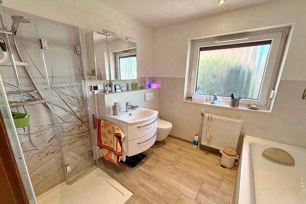 Modernes Badezimmer