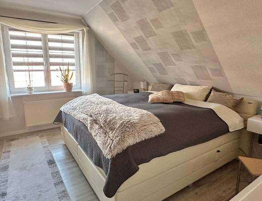 Geräumiges Schlafzimmer im Obergeschoss