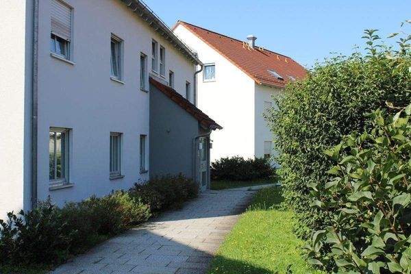 ... mit gepflegten Aussenanlagen