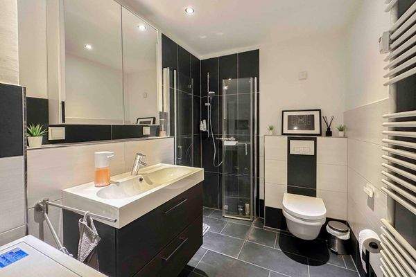 Badezimmer mit Dusche