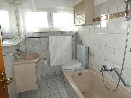 Helles Bad mit Wanne