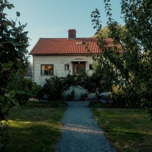 Zweifamilienhaus mit Doppelgarage sowie landwirtschaftliche Gebäude!