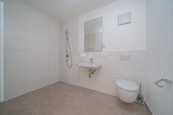 Bad mit 'Walk-in-Dusche'