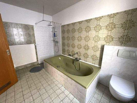 Tageslichtbad mit Wanne und Dusche