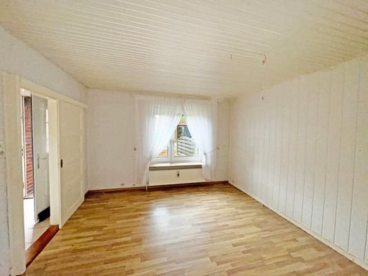 wohnzimmer mit fenster zur straße