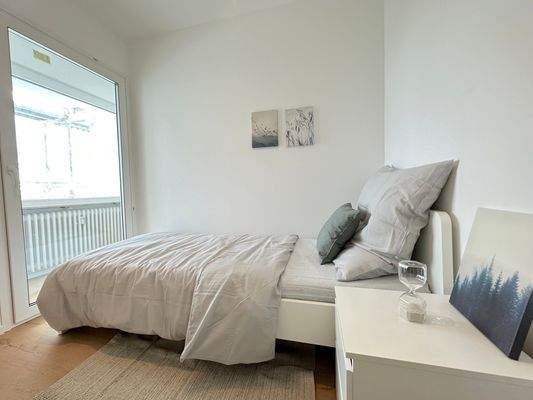 Helles WG-Zimmer mit Balkon