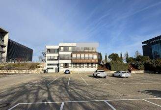 Gebäudeansicht + Parkplätze