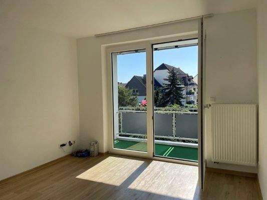 Wohnzimmer mit Balkon