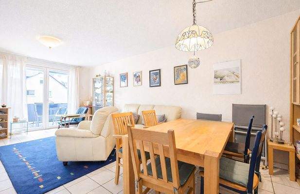 Wohnbereich mit viel Licht und großem Balkon