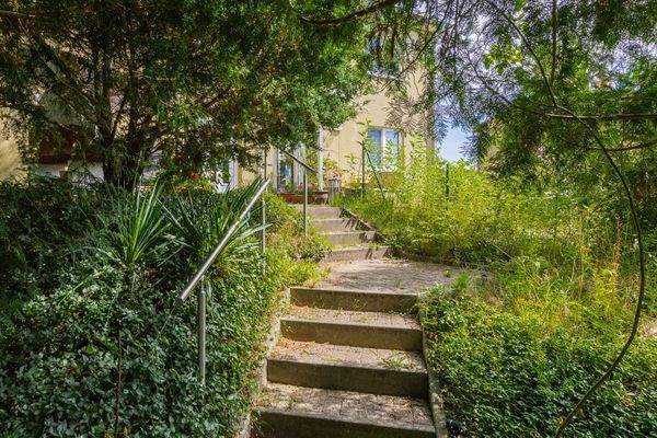 Vorgarten-Treppe