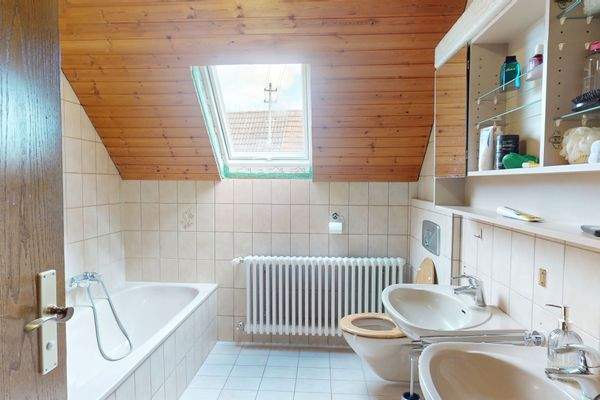 Badezimmer im Dachgeschoss