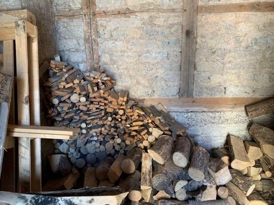 Holzlager in der Scheune