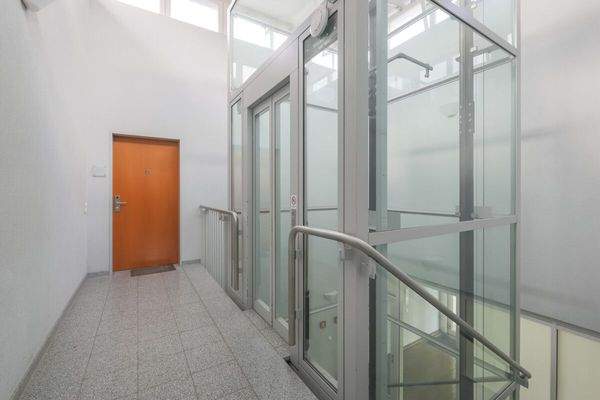 Treppenhaus mit Aufzug