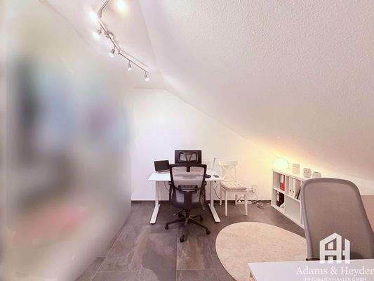 Büro _ Ankleidezimmer, DG