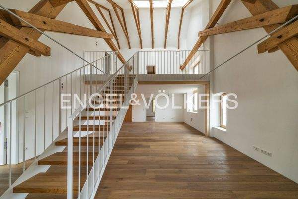 Blick auf die Galerie und den Essbereich