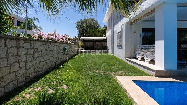 Detached Villa with Pool Close to Amenities in Alaçatı Çeşme