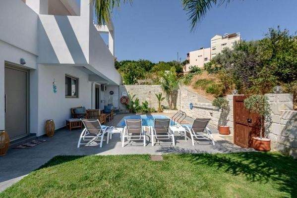 Kreta, Stalos: 2 unabhängige Wohnungen in Strandnähe zu verkaufen