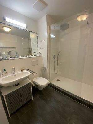 Bad WE 09 mit großer Dusche 