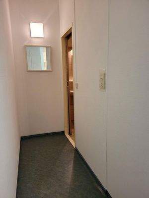 Flur Ende (Tür zum Bad h.r.)