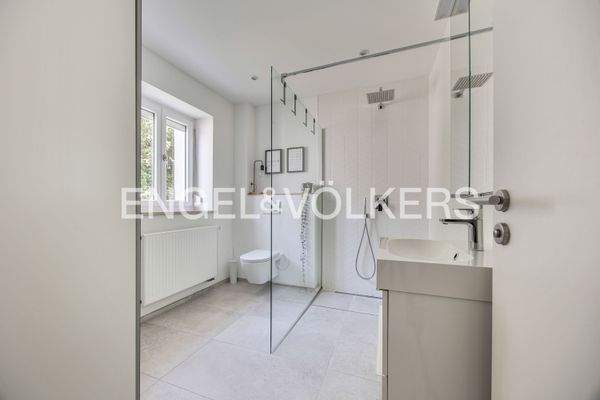 Lichtdurchflutetes Bad mit großer, ebenerdiger Dusche