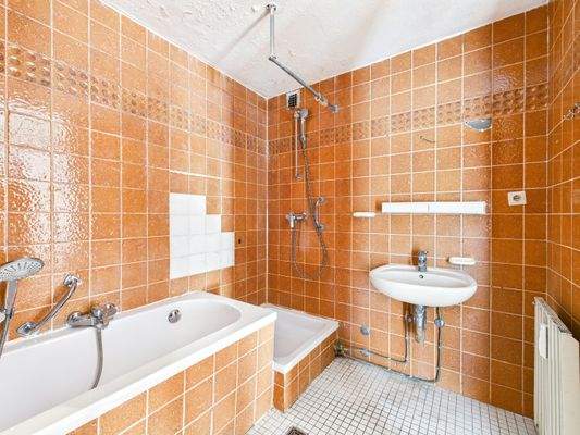 Bad mit Dusche und Wanne