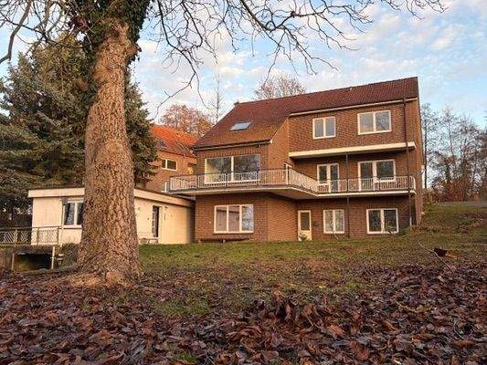 Blick von der Gartenseite auf das Haupthaus