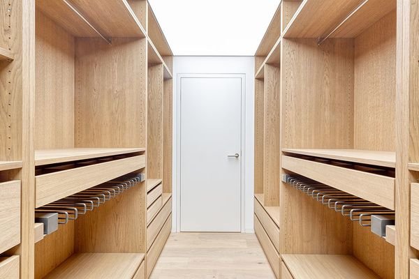 Ihr Ankleidezimmer hält ihre privaten Kleidungsstü