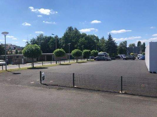 asphaltiert und eingezäunt