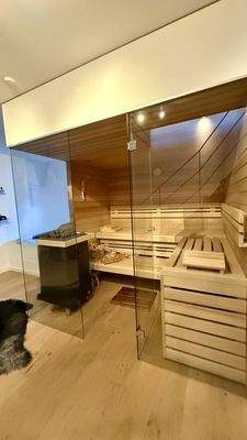 Sauna mit Glasfront und Holz