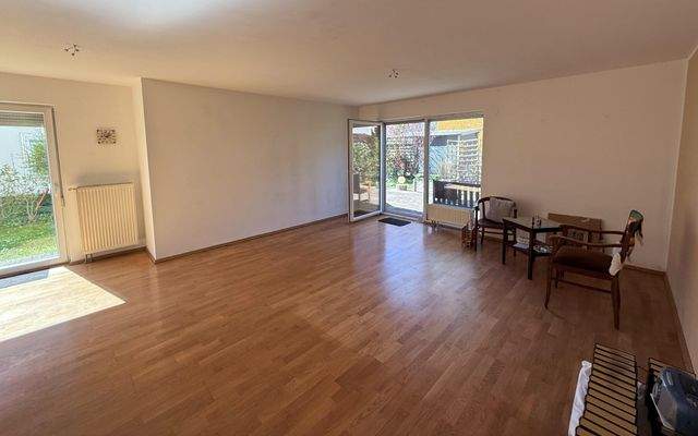 Wohnzimmer mit Zugang Terrasse