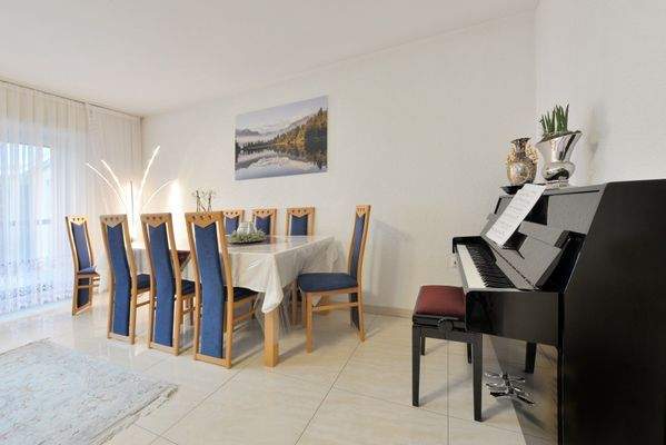 am Esstisch ist Platz für die ganze Familie