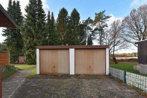 2 Fertiggaragen mit angrenzendem Partyschuppen 