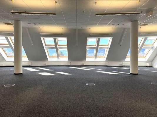 mit großen Fensterfronten