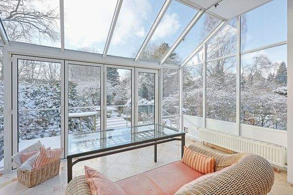 Rundumblick in die grüne Natur vom beheizten Wintergarten aus