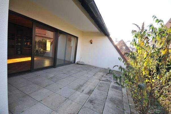 Teilweise überdachte Terrasse im EG