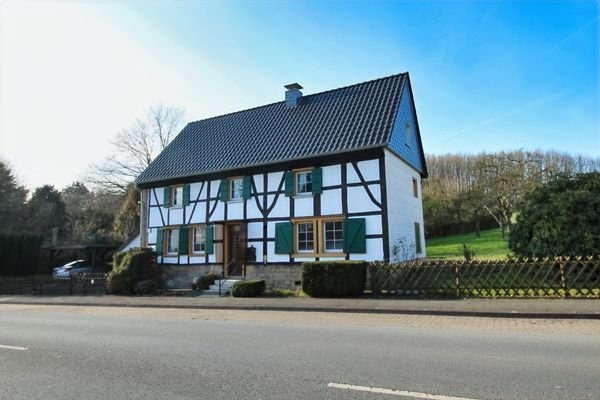 STRASSENSEITIGE ANSICHT