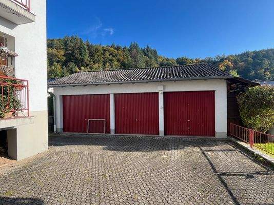 Aussen Hof Garagen.jpg