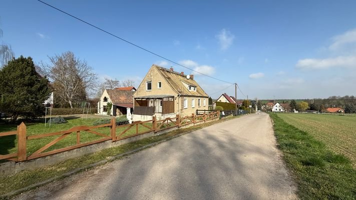 Außenansicht und Grundstück