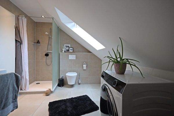 Badezimmer mit Dusche Obergeschoss rechts