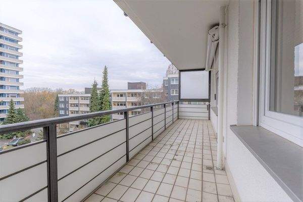 Der ca. 12m² große überdachte Balkon