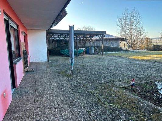 18 Freisitz und Garten hinter dem Haus.jpg